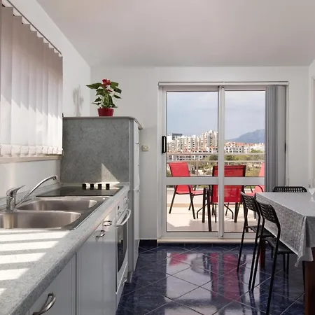 Sea View Apartment *